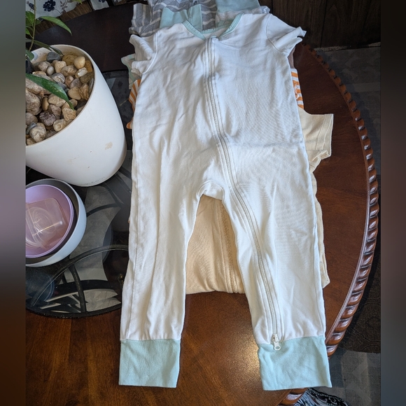 6 Rompers - Picture 4 of 8